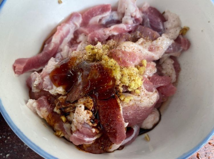 炸酥肉挂糊不能用面粉！教你正确做法，酥脆咸香，放一周也不皮软