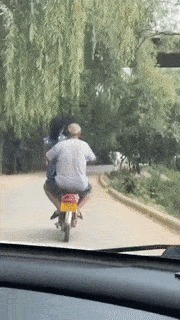 |搞笑GIF:吃货吃东西时是不需要掩饰的,女汉子一枚