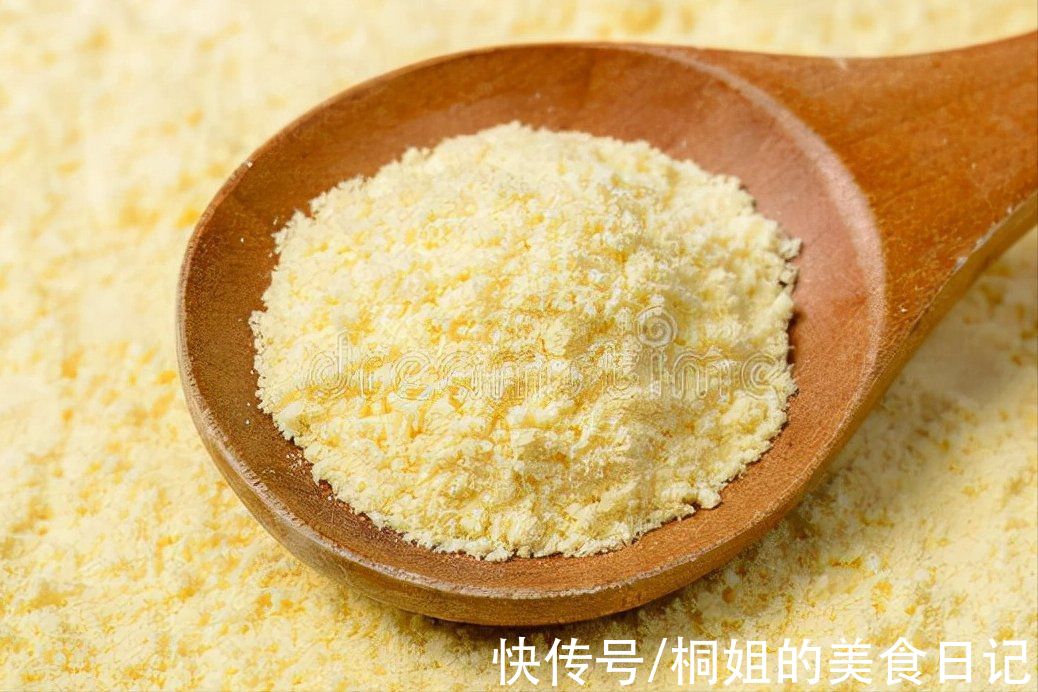 做玉米面窝头，只会放玉米面是大错，教你一招，松软香甜不噎人