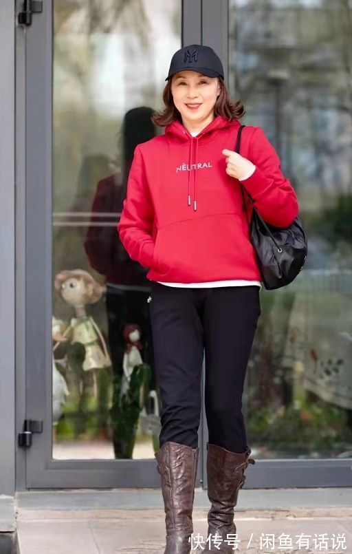 时尚 65岁奶奶用一件“红卫衣”,搭出阿姨辈的精气神,照穿减龄又洋气