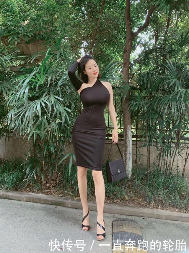 小姐姐穿黑色紧身连衣裙,时尚有个性,设计感十足