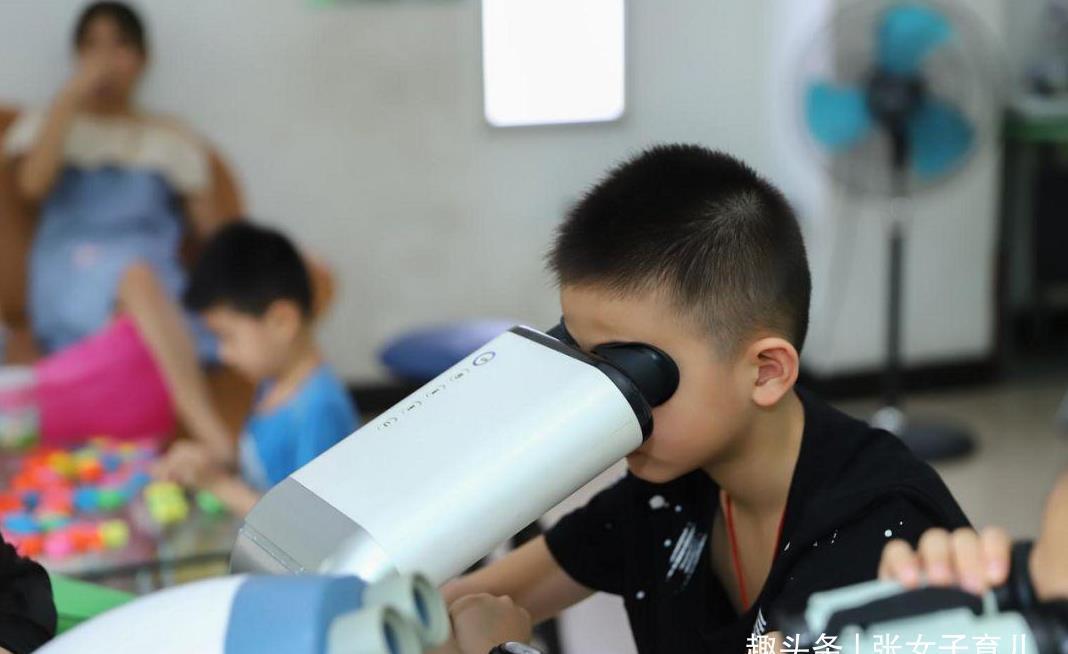 张女子|孩子近视,爸爸不许配眼镜,配一次摔一次,眼科医生:真是太无知