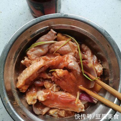 鸡中翅|大厨教你这么做不用放油的鸡中翅，分分钟就可以学会