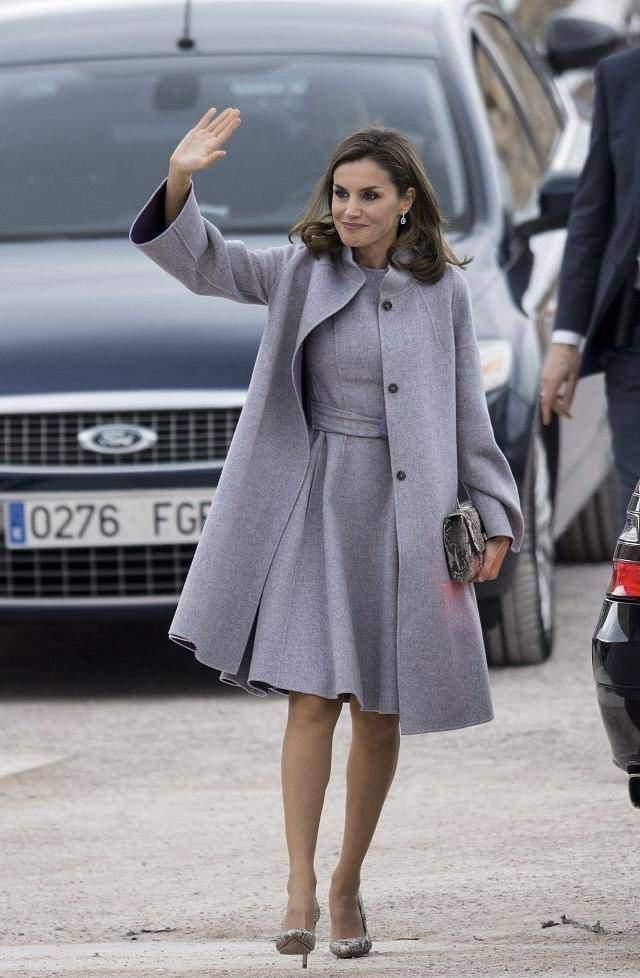  造型|西班牙王后出门真省事，一条裙子穿了3年，连造型配饰都懒得换