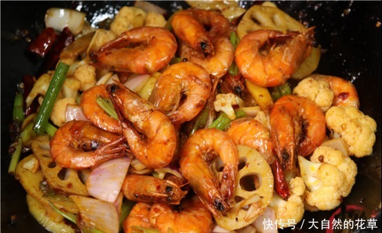 大虾别只会水煮,教你最好吃做法,香辣无腥味,满满一大锅不够吃