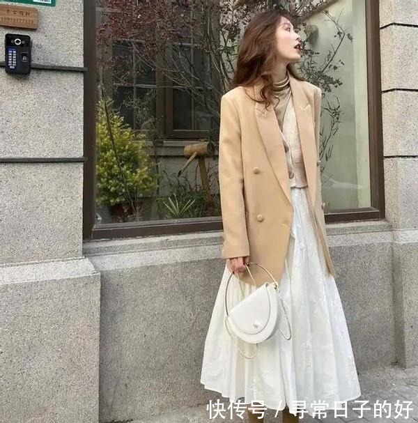 时髦 女人不管多少岁,少穿黑白灰!多穿这几种“流行色”,时髦又显白!