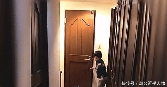 随后|哥哥夜里不敢上厕所,于是抱来了9个月的妹妹,随后发生的事尴尬又好笑