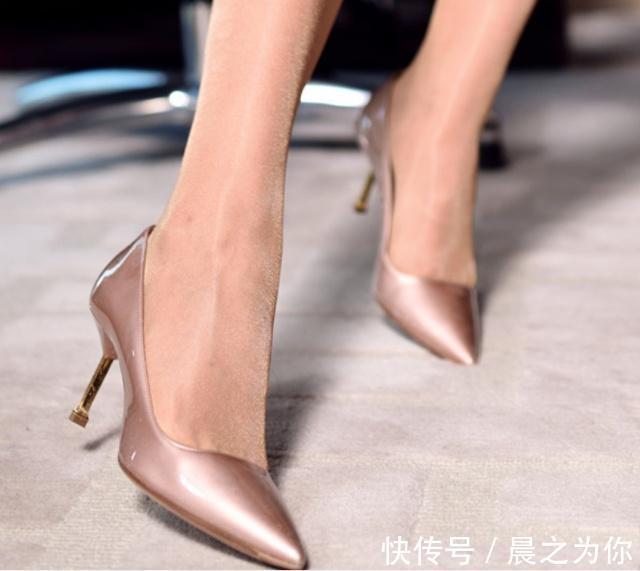 优雅 细跟鞋充满了女人味的优雅,随时都能绽放时尚感!