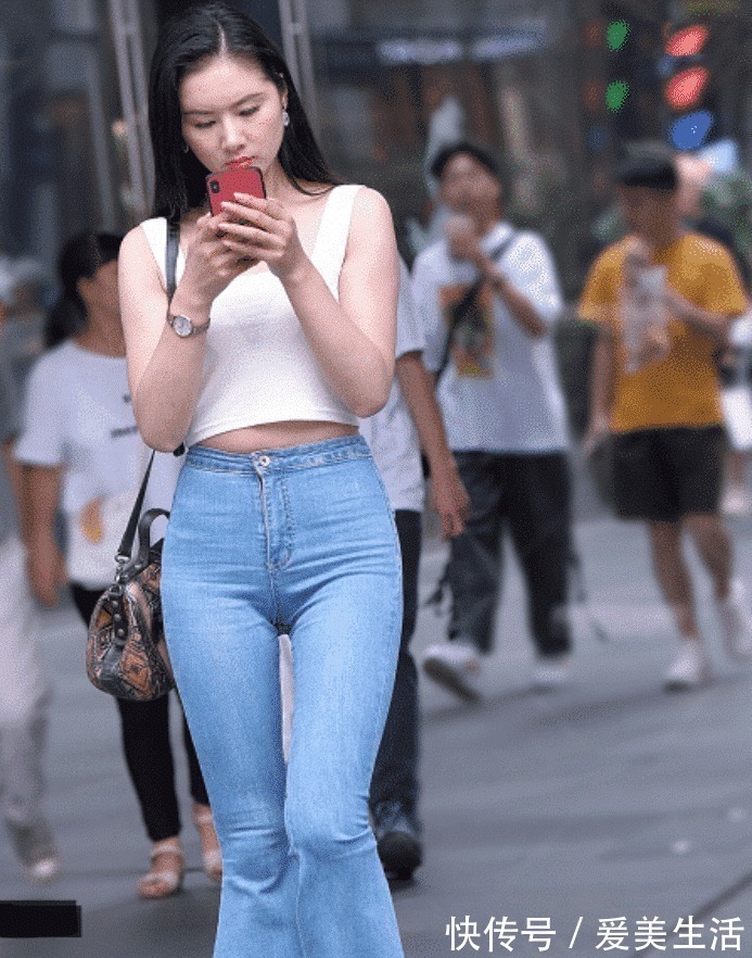 小姐姐|街拍牛仔裤好像有点大,但是适合微胖的小姐姐