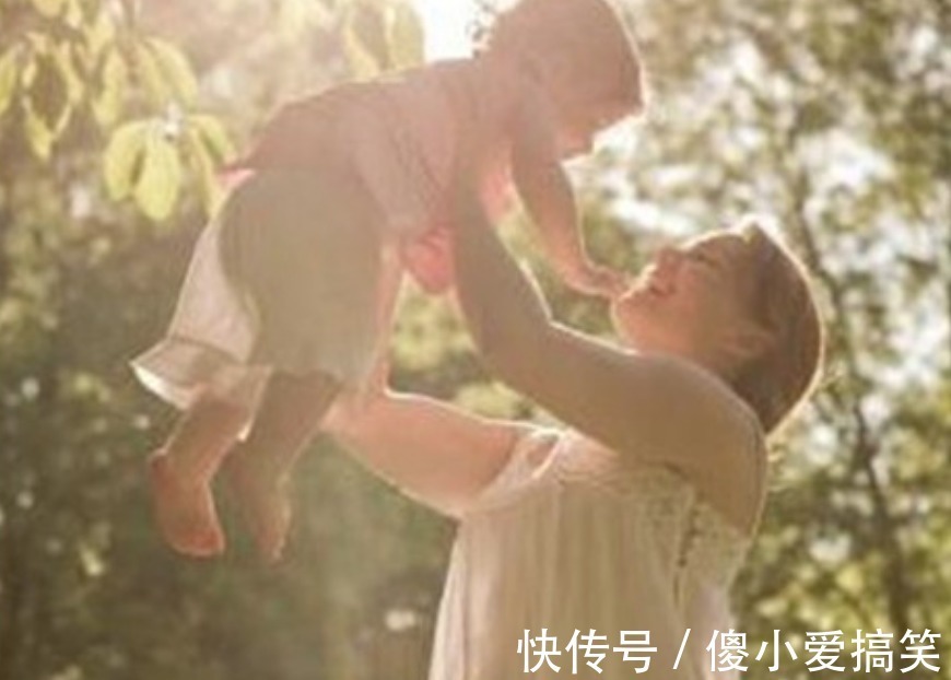 高峰期|宝爸抱娃坐地铁,孩子的动作令人心颤,网友:男人带娃太不靠谱了