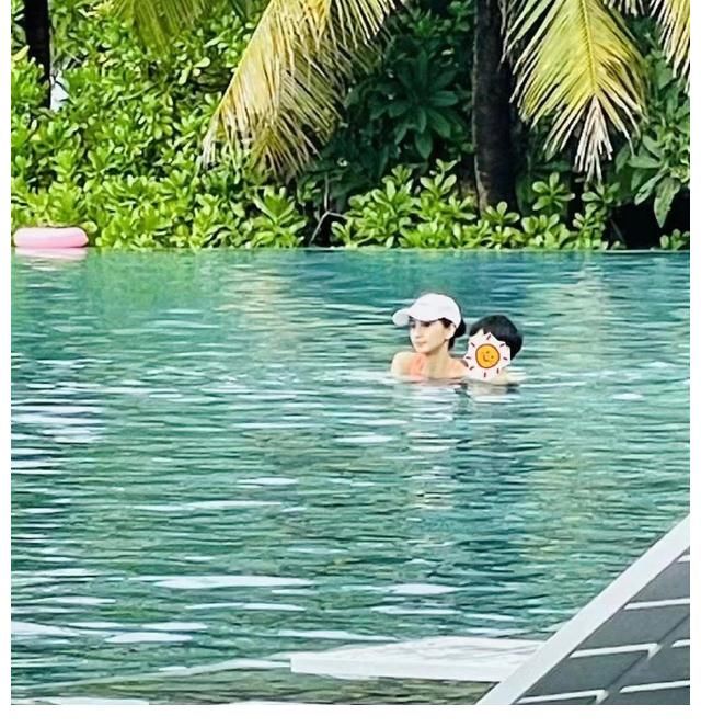 救生衣|杨颖下水教儿子游泳,小海绵没穿救生衣真勇敢,陪伴儿子真尽责!