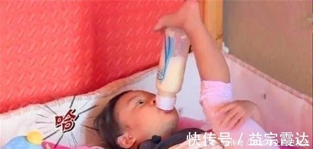 萱爸|“脚扶奶瓶”的喝奶宝宝火了,开发奇葩吃奶姿势,网友骨骼清奇