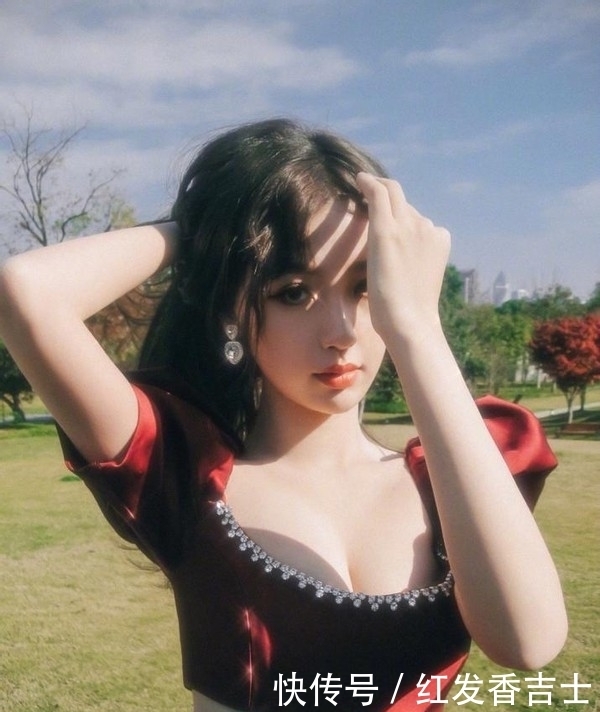 女人涂口红时,这3个“坏习惯”不改,口红再贵还是会掉色沾杯