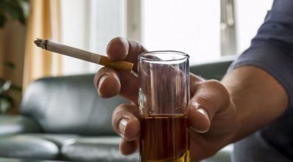 坏毛病|寿命较短的男性,多半有6个“共性”,第一个明知不好却总忍不住