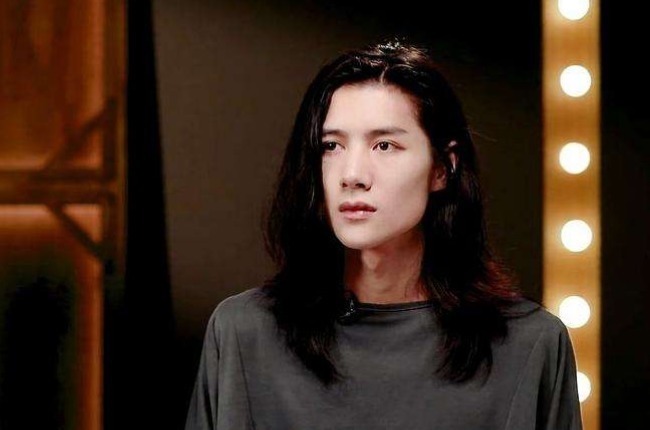 男主角|他出道4年仅拍4部戏,把何炅气到发飙,却被尔冬升夸赞有明星脸