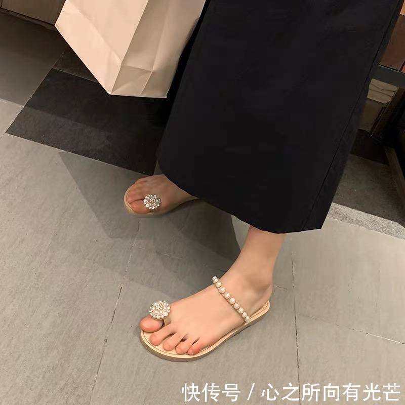 小仙女 夏日必备甜美风凉鞋，水晶雕刻成花，做男友心里永远的小仙女