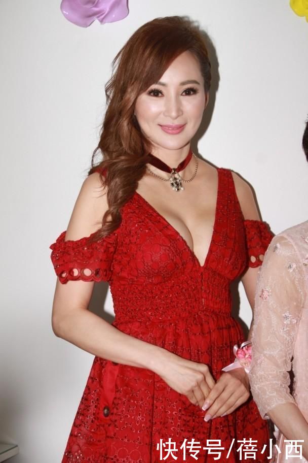 蕾丝|罗霖到了大婶的年纪更敢穿,饱满身材穿深V连衣裙,靠胆量就赢了