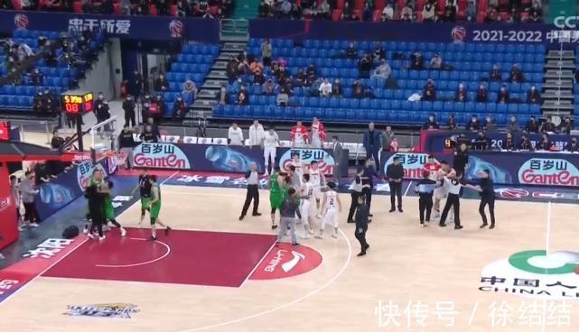 大韩|杜锋亲自劝慰大韩!威姆斯撞倒韩德君险酿冲突,裁判改判驱逐两人