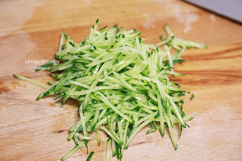 魔芋丝|凉拌黄瓜魔芋丝，吃的饱热量很低，年前减肥常吃，腰围越来越细