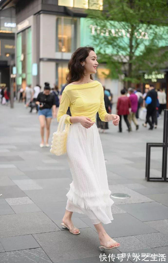 包臀裙 小姐姐脚上一双红色高跟鞋的加持,可以彰显出性感的穿搭路线