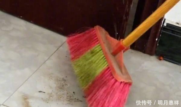 家里用扫帚扫地的要留意,我也是刚刚知道的,抓紧时间提醒家人