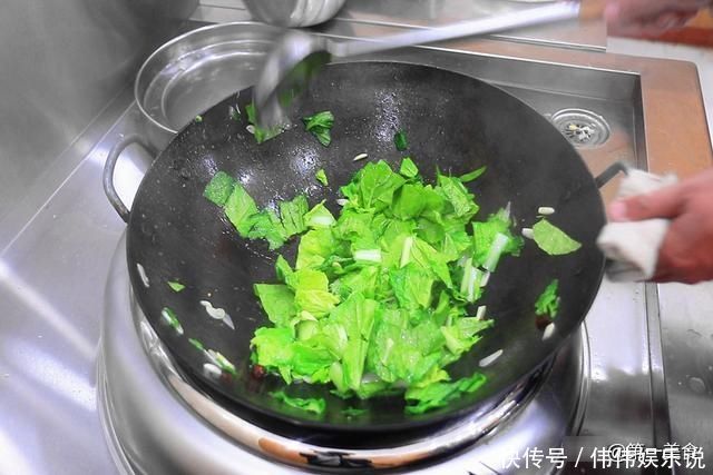 炒青菜时、最忌讳直接下锅炒牢记3个要点，青菜翠绿不发黑