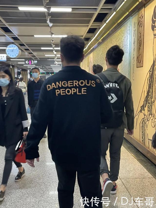 文化|当代年轻人的后背，不是火罐，就是文化