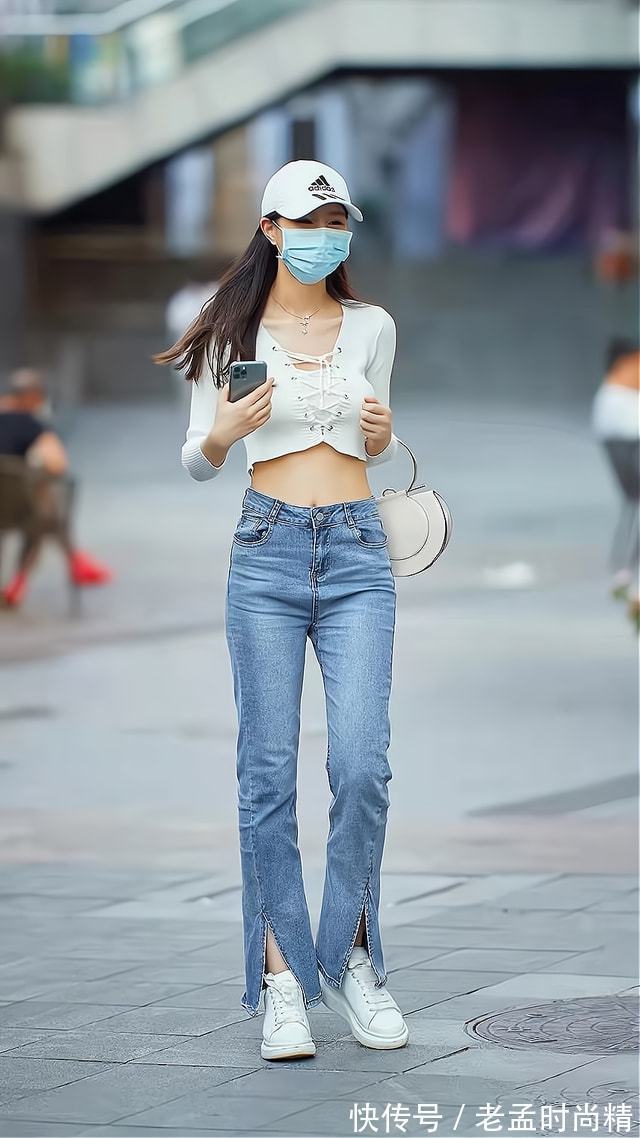 牛仔喇叭裤 牛仔喇叭裤没有过时,利用短装搭配这种穿法,时髦不说还显身材