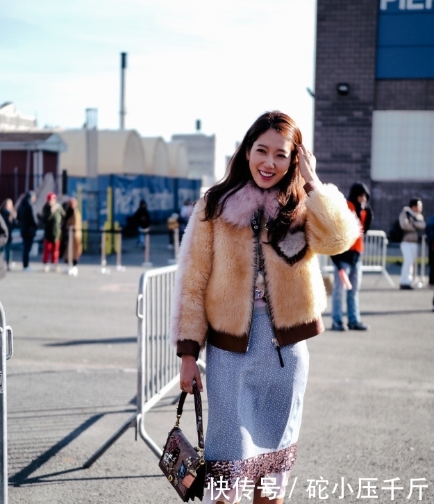 今冬皮草大衣火了,时尚大气又高级,搭配套路值得收藏