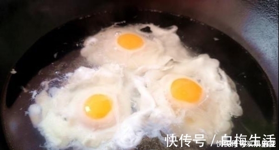 散花|做水煮荷包蛋，水开下锅是不对的！学会这个诀窍，鸡蛋圆嫩不散花