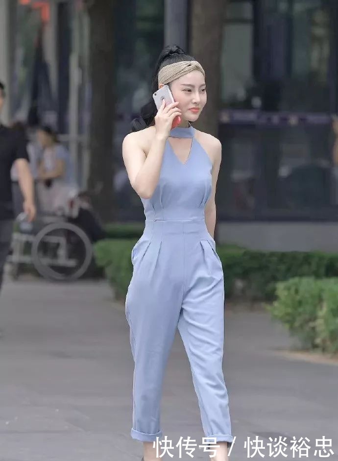 整体|小姐姐脚上一双绑带设计的黑色高跟凉鞋,给整体添加了不少的分数