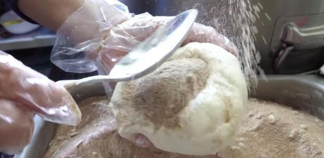 “糯米粉”别只知道做汤圆,大婶把它这样做,一天两桶不够卖!