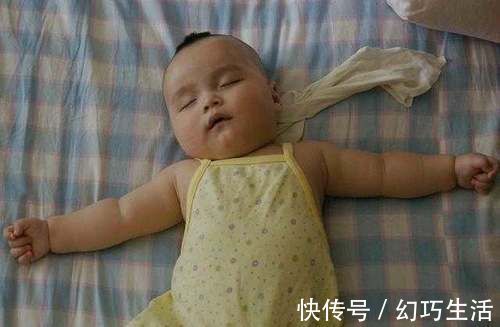 安全感|新生儿“投降式睡姿”会累吗了解真相后,妈妈再也不给宝宝纠正了