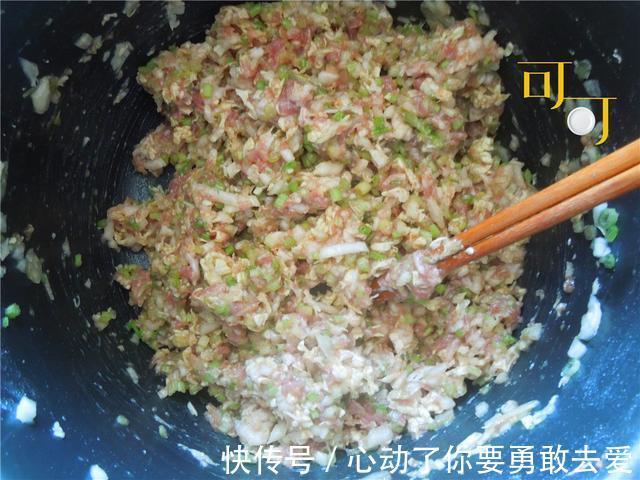 天气凉快起来，包点三鲜饺子当早餐，比每天啃面包舒服得多