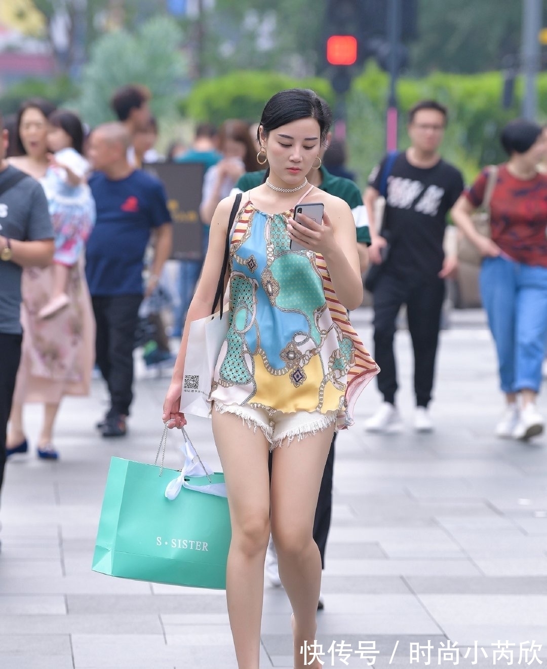 超级可爱 阿姨随意披块“布”挂脖子上就出门,奇葩的穿搭却很好看