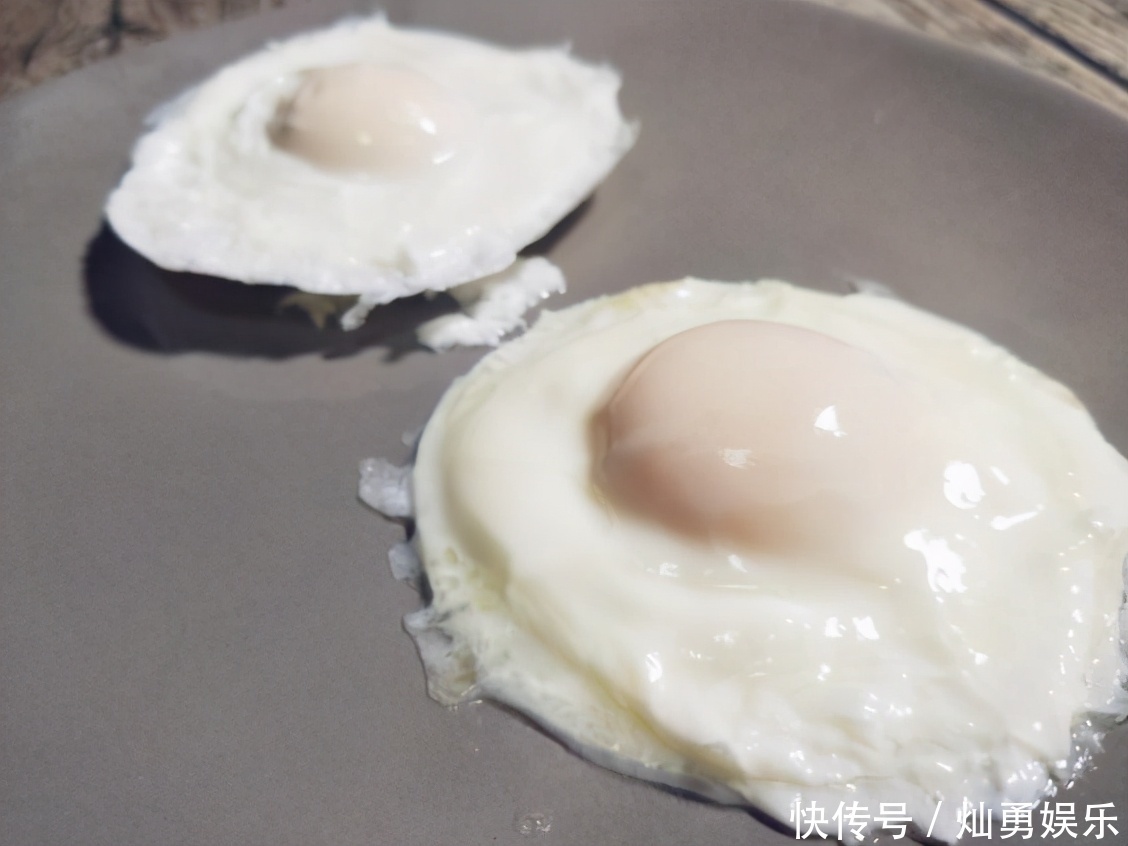 完整|煮荷包蛋时,最忌开水下锅!学会4窍门,圆润完整,不散花不起沫