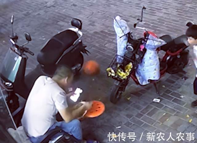 家长|俩熊孩子在马路上玩球，精准踢翻父亲的饭碗，网友：家长需要反思