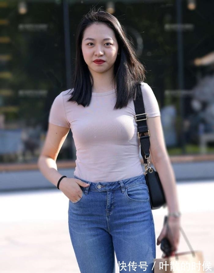 牛仔裤|如何轻松玩转逛街穿搭？粉色紧身T恤+阔腿牛仔裤，高级感说来就来