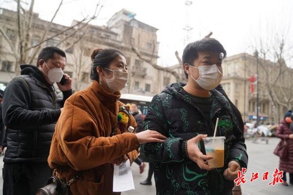 汪玉霞|“年过圆满了！”市民排长队买五芳斋汤圆庆元宵