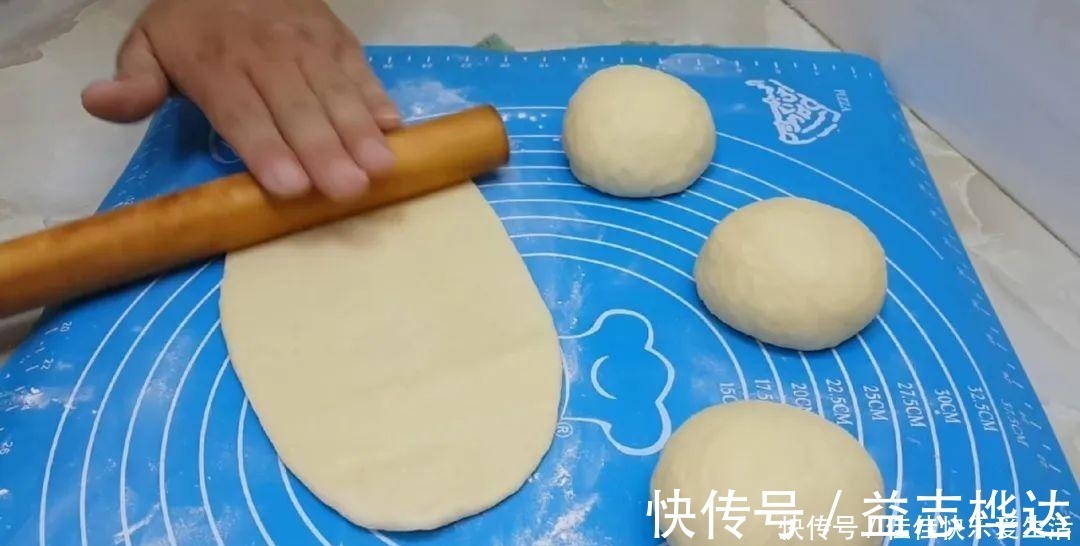 面粉别蒸馒头了,加2个鸡蛋,个个蓬松暄软,比面包简单好吃