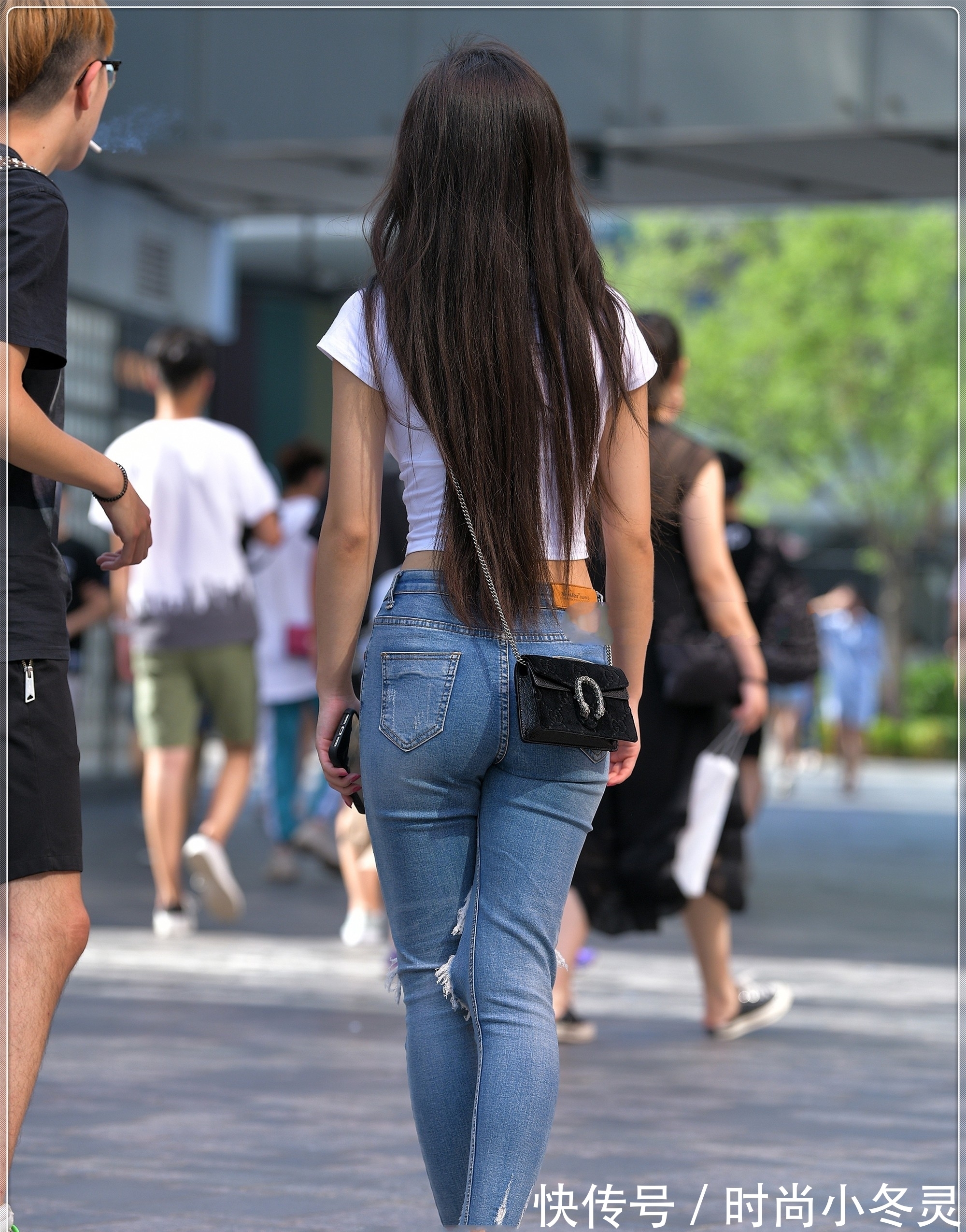 破洞 修身V领短袖搭配破洞牛仔裤，设计独特，更显强大气场