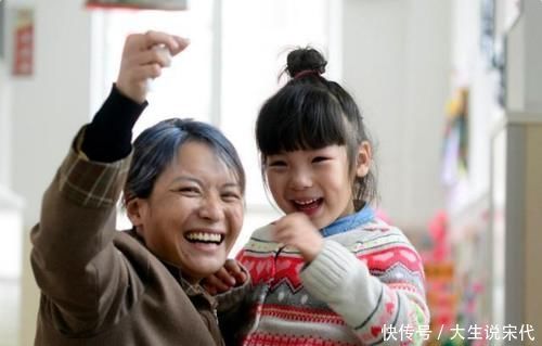 老两口|“上班式带娃”成新潮流,孩子有人照看,老人和子女也相互不打扰