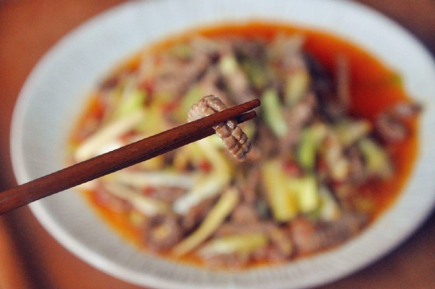 这菜贵是贵点,却是宴客的硬菜,鲜辣爽口,很多人爱吃却不会做