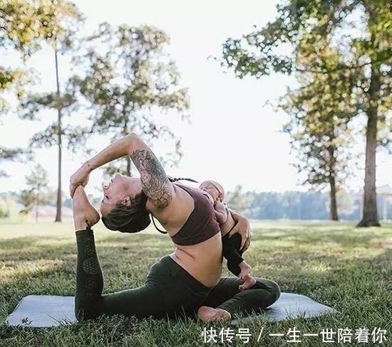 称赞|国外姑娘生三个孩子,一边练瑜伽,一边哺乳两不误,赢得网友称赞