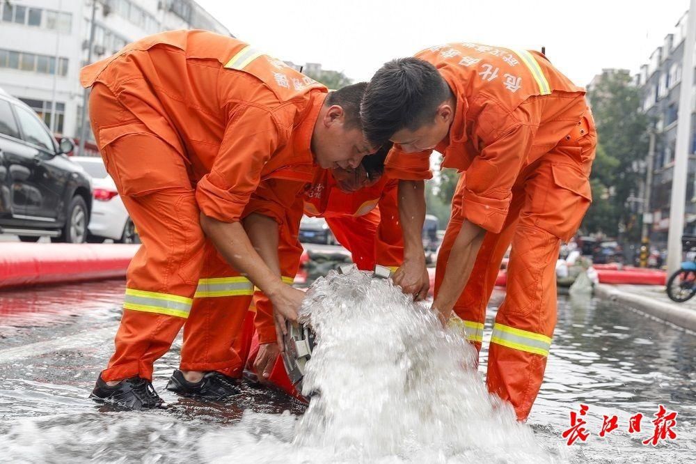 京广铁路|武汉救援队驰援新乡，积水5米深的新乡人民中路短暂通车，抽排还在进行中