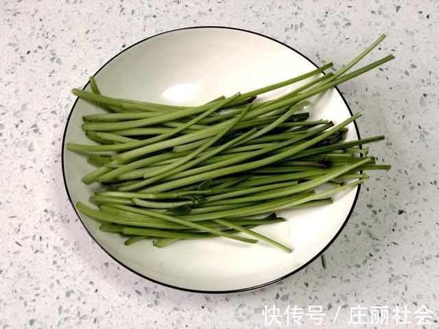 近视眼|霜降红薯甜如蜜,收完红薯叶子别乱扔,配上木耳炒一盘,特别美味