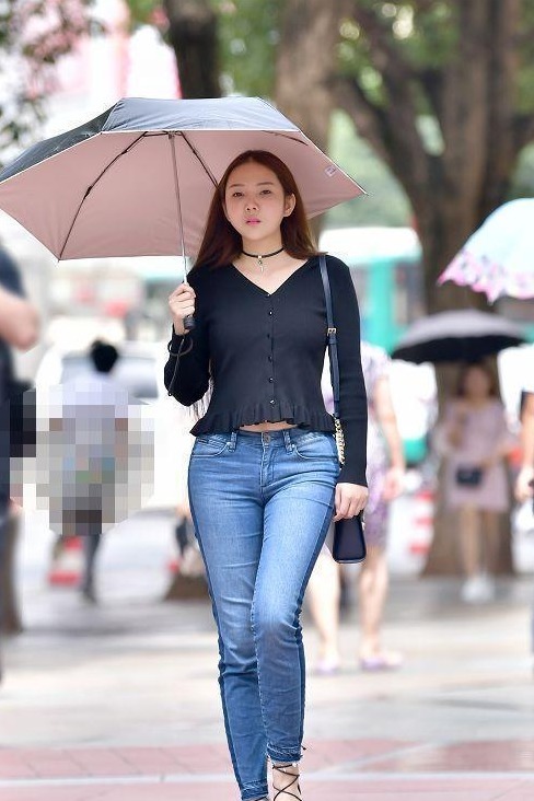 破洞牛仔裤 破洞牛仔裤搭配黑色皮质短靴,时尚靓丽,酷飒有型