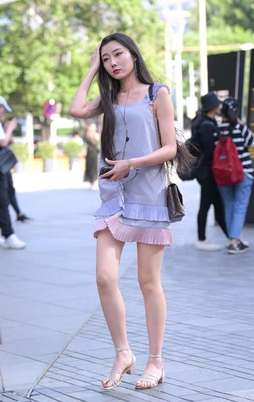 小姐姐 浅紫色蛋糕连衣裙搭配粗低跟鞋，风格高雅，层次感十足