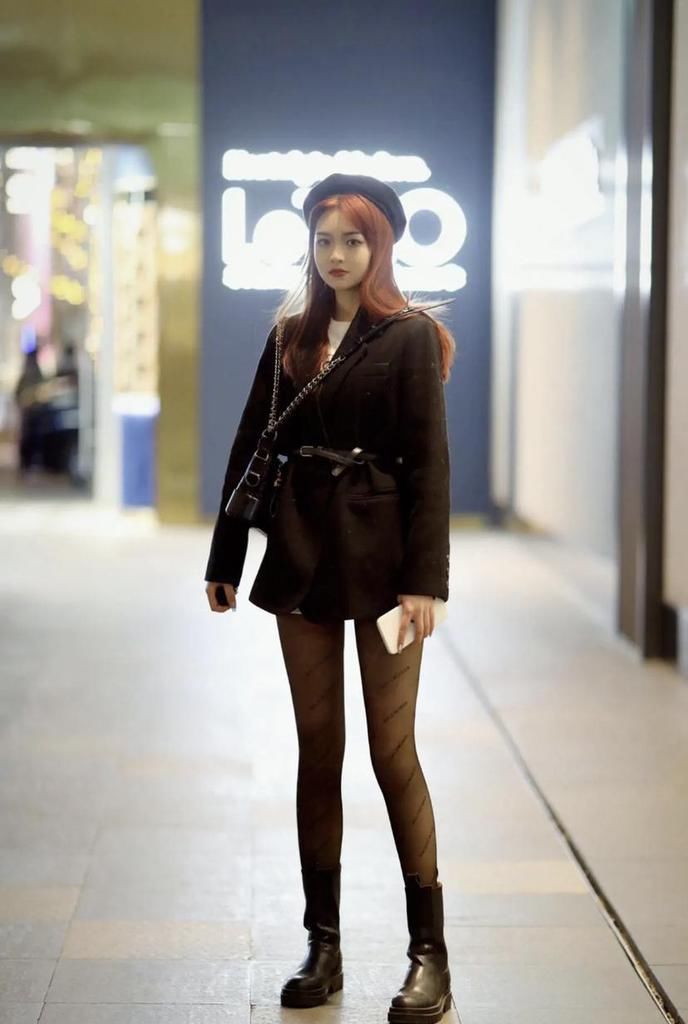 黑靴+下装=初春最佳组合，洋气个性又显腿长，时髦精们都上头了