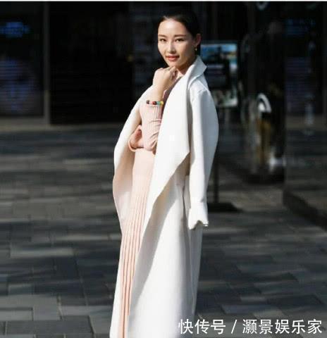 小姐姐 被小姐姐的气质穿搭美到了,一身肉粉色紧身连衣裙太迷人,超性感